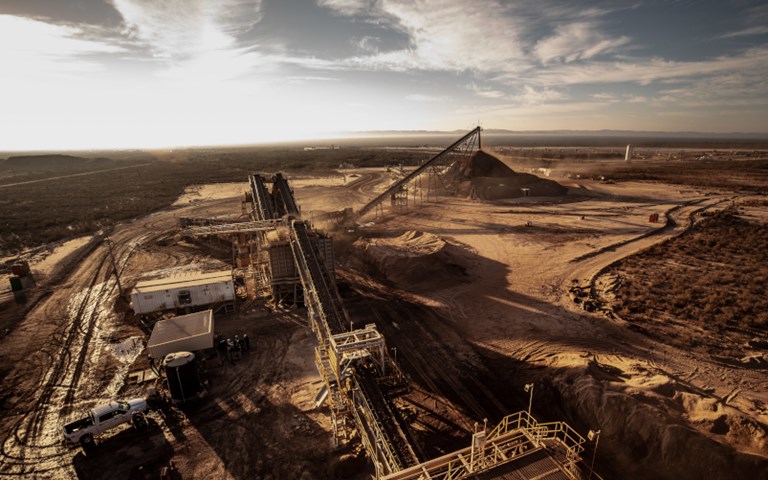 En surface, la mine d’oxyde d’or de Camino Rojo d’Orla Mining est on ne peut plus traditionnelle. Pourtant, en creusant plus profond, on découvre sa complexité